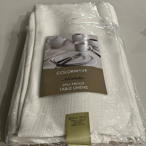 🍽NORITAKE COLORWWAVE COLLECTION SPILL PROOF TABLE LINENS 60”x120”. Like new! - Picture 1 of 4